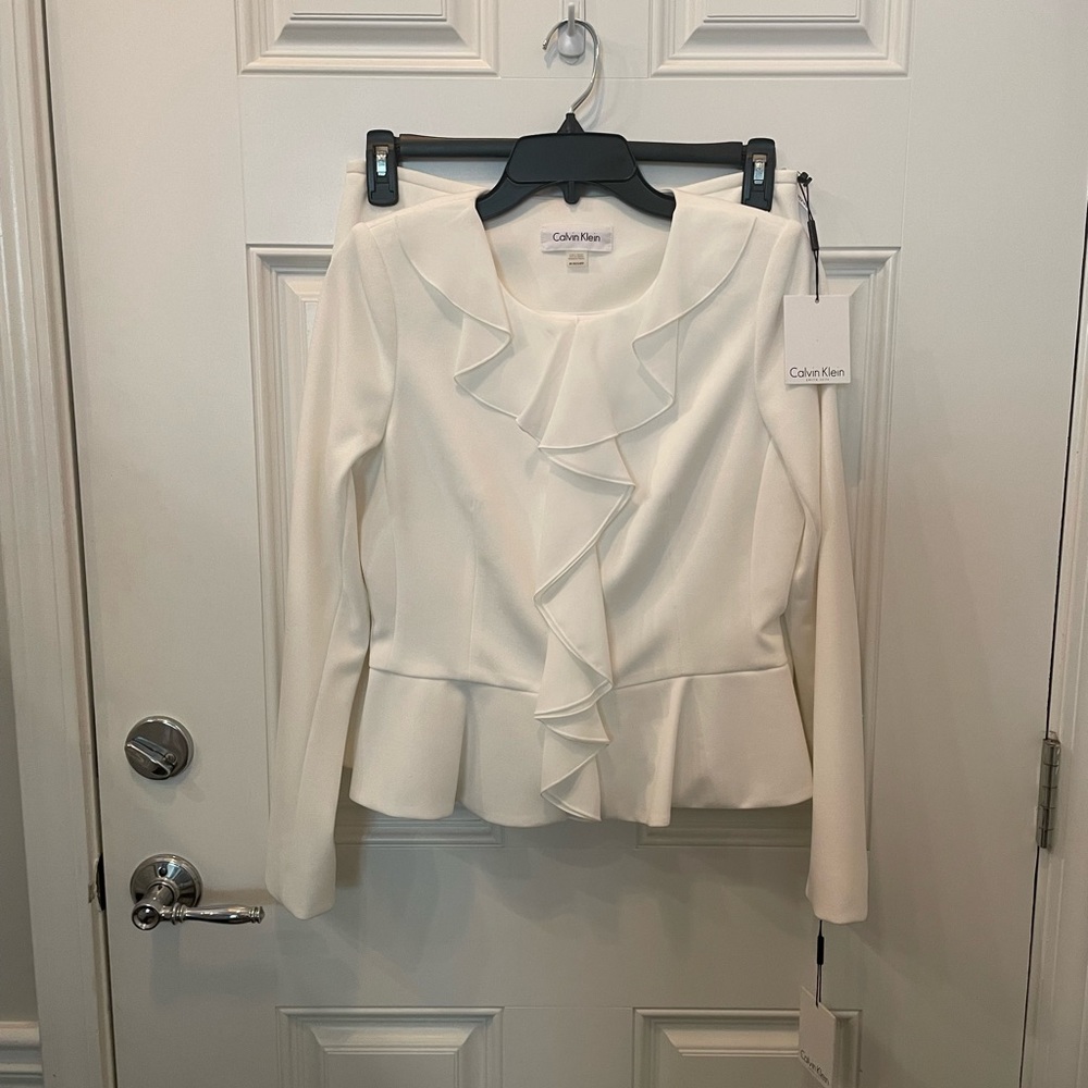 NWT!! Classic white Calvin Klein suit in 8P